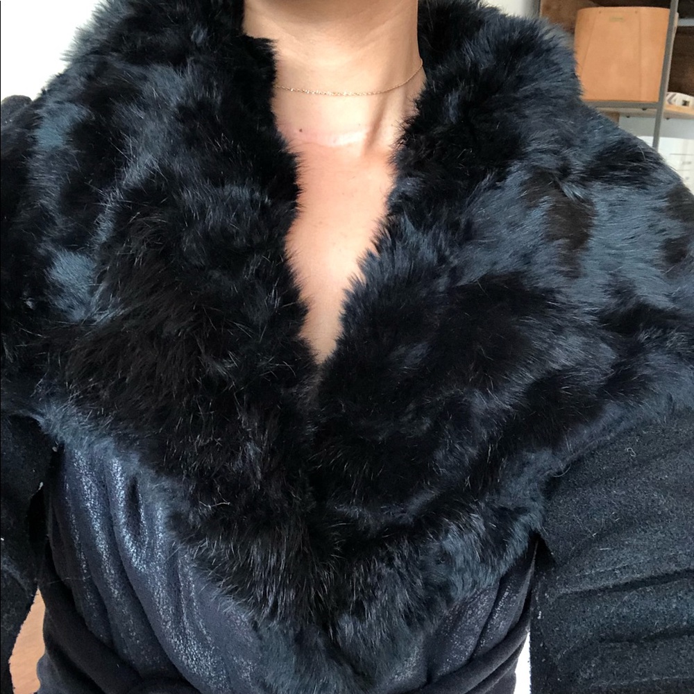 Comfy but chic coat ! Black , fur .